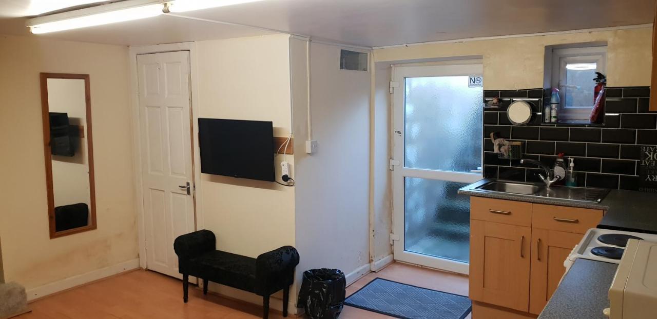 דירות הודרספילד Private Basement Studio Flat With Modern Features מראה חיצוני תמונה