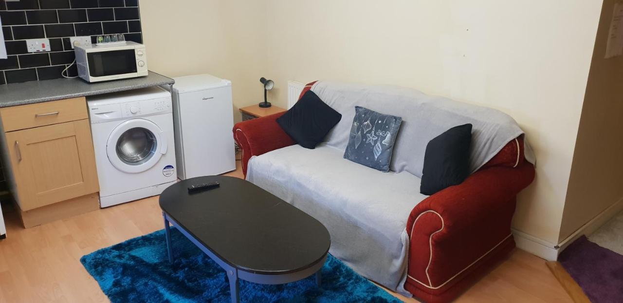 דירות הודרספילד Private Basement Studio Flat With Modern Features מראה חיצוני תמונה